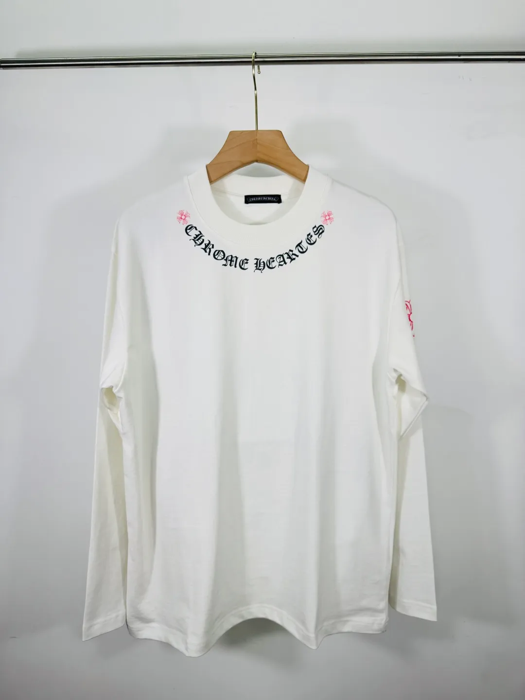 P280 top version, real shot without P, ​​different from market currency) 𝗖𝗵𝗿𝗼𝗺𝗲 𝗛𝗲𝗮𝗿𝘁𝘀/Cro Heart 2025 Autumn and Winter Horseshoe Cross 3D Printed Couple Casual Long Sleeve 👑The highest version! Customized fabric 320g fabric! Horseshoe cross sticker, a best-selling model in the counter, very comfortable to wear. Accessories: original molded and authenticated collar label➕100% silk wash label. Genuine purchase-grade original hangtag➕matching hanging rope➕3D hanging beads➕original packaging bag. Craftsmanship: The original version has consistent wiring! The highest version of the armhole matching technique! Color: Black White Size: S M L XL XXL